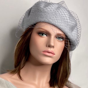 Pariser Baskenmütze aus blau/grauer Wolle mit Schleier. Wintermütze für Damen. Wollmütze. Hochzeitshut. Valentinstagsgeschenk.