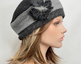 Chapeau femme d’hiver en lainage fantaisie Jade couleur gris /anthracite /noir. Béret femme avec une fleur. Bonnet en laine.