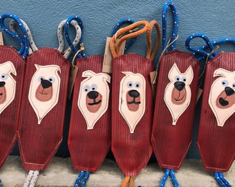 El gran amigo de Fester. Juguete para perros con forma de manguera de bomberos.