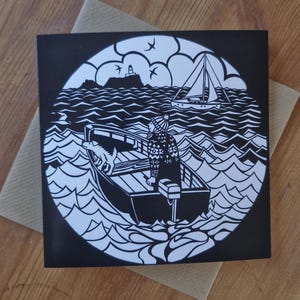 Puede incluir: Ilustración en blanco y negro de una persona en un bote con un perro, un faro en la distancia y un velero en el agua. La ilustración tiene forma de círculo.