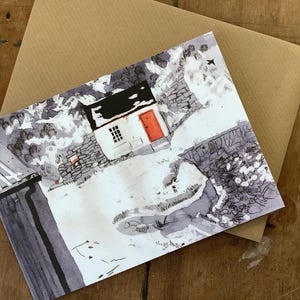 Puede incluir: Una pintura de acuarela de una pequeña cabaña blanca con una puerta roja, rodeada de árboles y nieve. La cabaña está ubicada en una ladera con muros de piedra y un arroyo que atraviesa la escena.