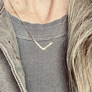 Złoty naszyjnik kątowy / geometryczny naszyjnik / złoty naszyjnik / minimalistyczna biżuteria / prosty naszyjnik / naszyjnik strzała / naszyjnik chevron