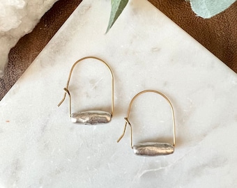 Oorbellen met gouden en zilveren metalen kralen en draad – Minimalistische geometrische kralen oorbellen