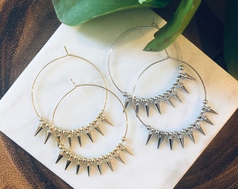 Pendientes de aro con pinchos / oro - plata / pendientes de pinchos / pendientes de aro / pendientes delicados / pendientes llamativos / pendientes minimalistas