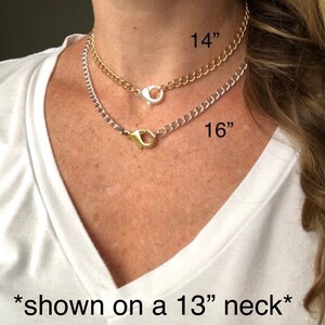 K&ouml;nnte beinhalten: Zwei Kettenhalsb&auml;nder, eines in Silber und eines in Gold, eines 14 Zoll lang und das andere 16 Zoll lang, gezeigt an einem Modell mit einem 13 Zoll Hals. *shown on a 13" neck*