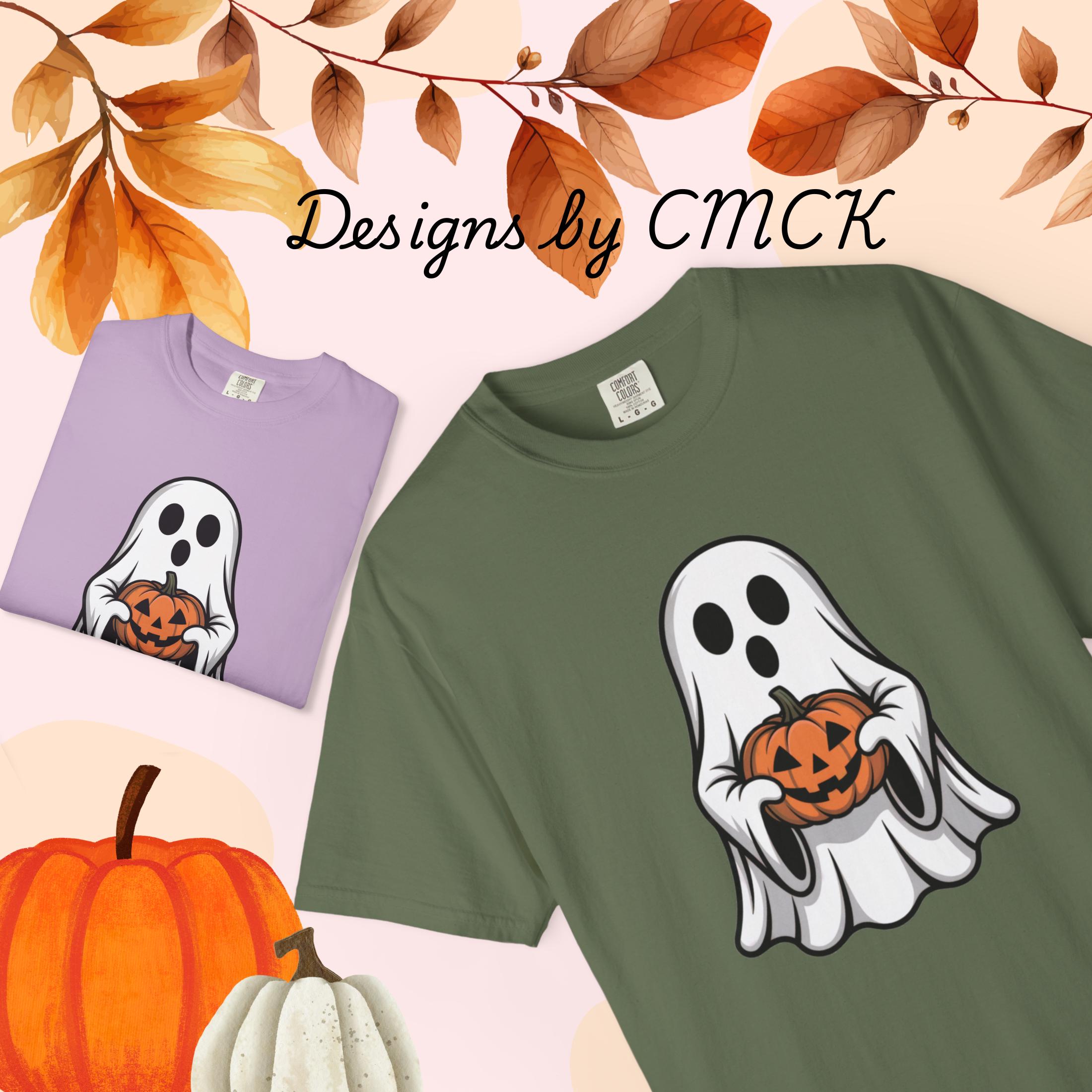 ゴーストとジャック・オー・ランタンのコンフォートカラーTシャツ。先生、ハロウィン好きの方、小さなゴーストやグールの親御さん、トリック・オア・トリートに最適です。