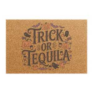 Könnte beinhalten: Eine rechteckige Fußmatte mit dem Schriftzug "Trick or Tequila" in dekorativer Schrift, umgeben von Halloween-Illustrationen. Die Matte ist braun mit orangefarbenen, lila und schwarzen Akzenten.