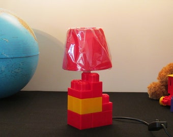 lampe légo rouge et jaune abat jour rouge upcycling jeux de construction