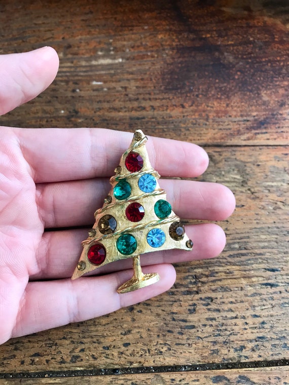 Vintage Weiss-like Christmas Tree Brooch with Curv