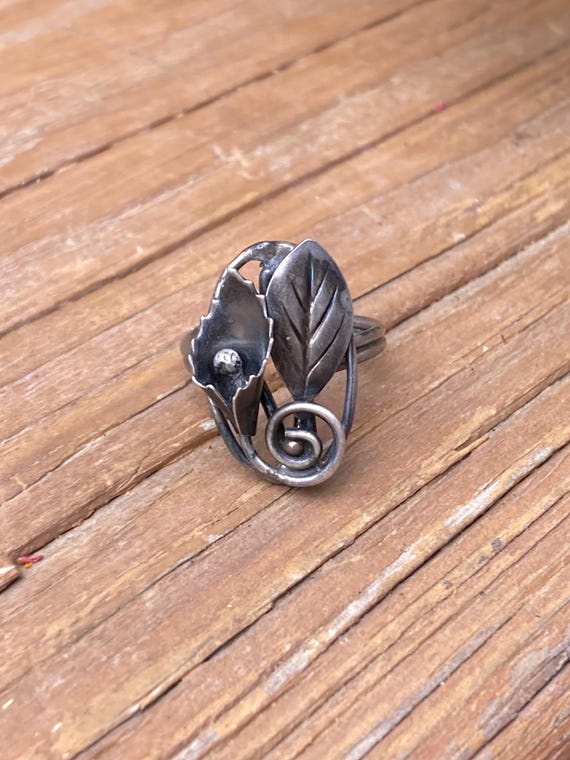 Vintage Size 4.75 Sterling Ring with Floral Art Nouveau Design, Calla Lilly Bloom and Curled Stem with Veined Leaf and Oval Background #4509