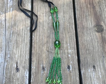 Collier de style extra long des années 1920 avec de belles perles de verre vert et des glands pendants, dessus de brin noir, perles biseautées #3481