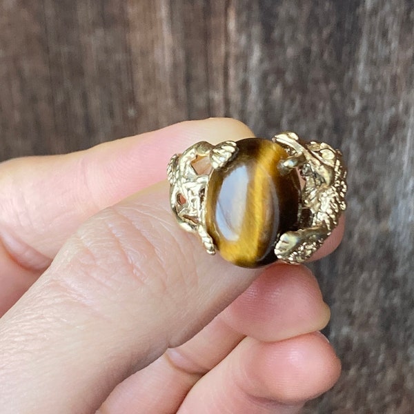 Vintage Size 6 1/4 Costume Jewelry Ring with Gold Toned Dragon Setting Wrapped Around Oval Tiger’s Eye Center, U with an Arrow Hallmark 3930