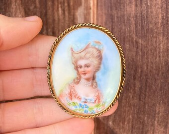 Broche vintage en porcelaine peinte signée d'une belle femme victorienne et couleurs pastel printanières #4424