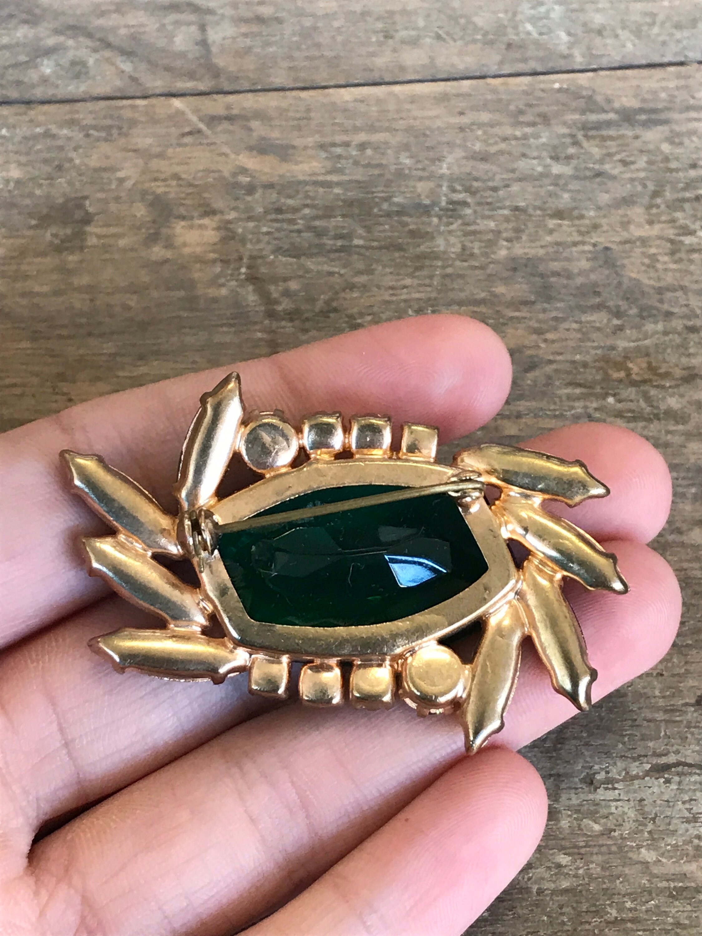 Beautiful Emerald Green Costume Jewelry Brooch with Uniquely Etsy.de