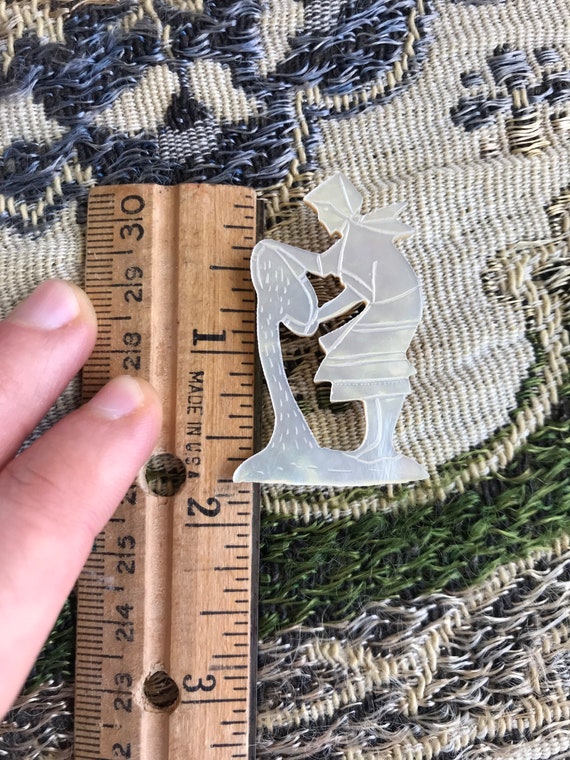 Vintage Carved Mother of Pearl Brooch Showing Wom… - image 6