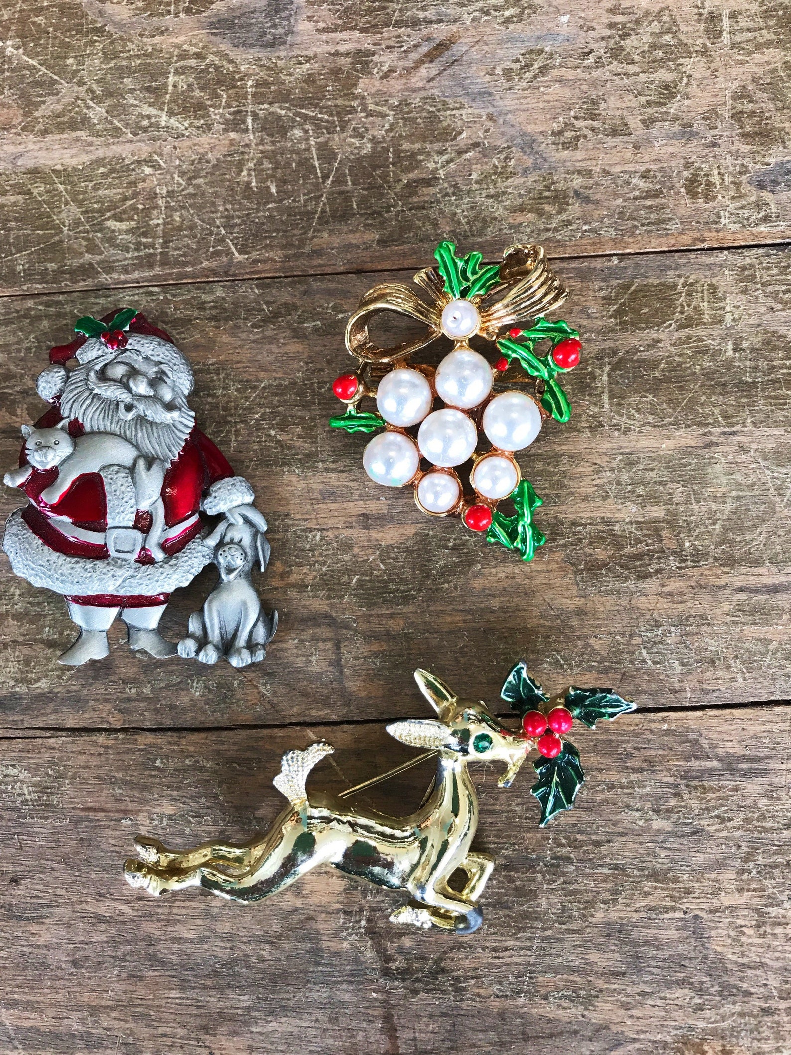 Three Vintage Christmas brooches of Santa with Animals Marked Etsy.de