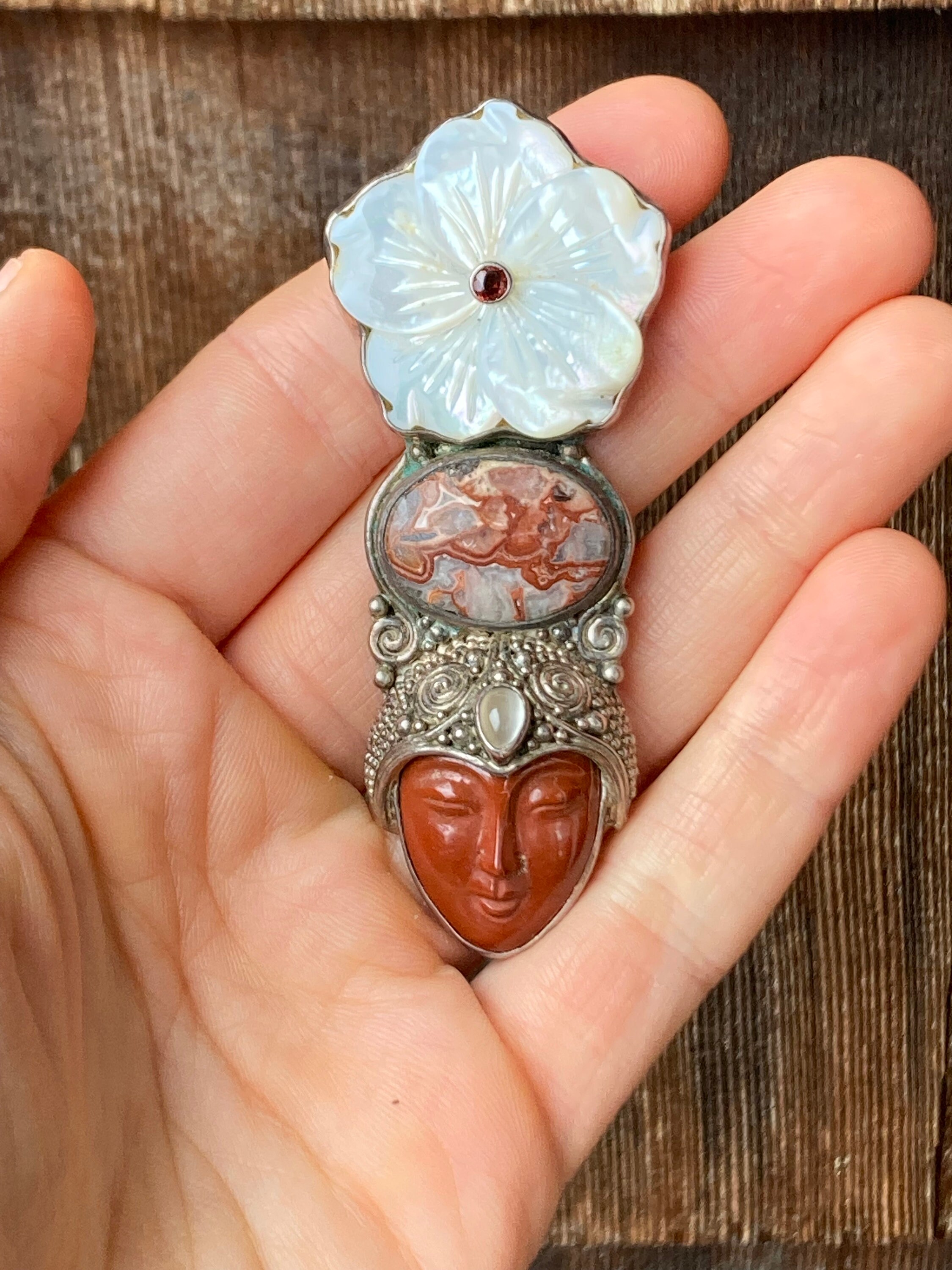 大人気定番商品 Sterling Vintage Sajen Face Carved With Brooch Pendant 小物・アクセサリー