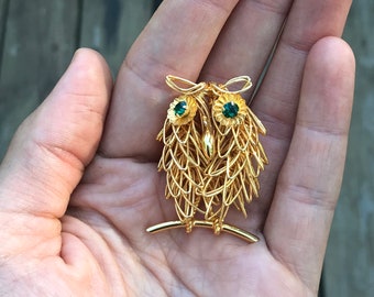broche hibou vintage « Direction One » avec plumes métalliques en boucle superposées et yeux en strass vert émeraude, mignon et unique #3484
