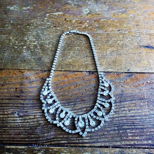 Vintage Beautiful Rhinestone Collar Necklace with Sparkling Clear Stones, Silver Toned Backing, Dangling,Scalloped Design, Old Fashioned#603