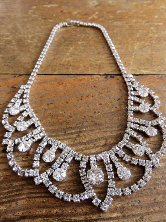 Collier rigide doré en torsade strass
