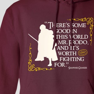 K&ouml;nnte beinhalten: Burgunderfarbener Kapuzenpullover mit einer wei&szlig;en Silhouette von zwei Figuren und einem Zitat aus Der Herr der Ringe: "Es gibt noch Gutes in dieser Welt, Mr. Frodo, und es ist das K&auml;mpfen wert." - Samwise Gamgee