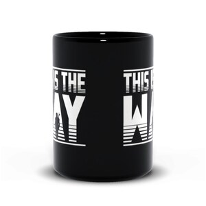 Puede incluir: Taza de caf&eacute; de cer&aacute;mica negra con texto blanco que dice "This is the Way" en ambos lados. El texto est&aacute; en negrita, sin serifas y sobre un fondo negro.
