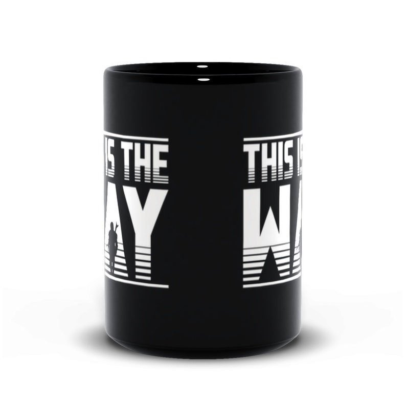 Puede incluir: Taza de caf&eacute; de cer&aacute;mica negra con texto blanco que dice "This is the Way" en ambos lados. El texto est&aacute; en negrita, sin serifas y sobre un fondo negro.