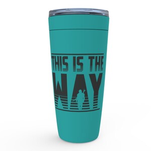 Puede incluir: Taza de viaje de color turquesa con un gr&aacute;fico negro que dice "This is the Way" con una silueta de una persona con armadura mandaloriana.