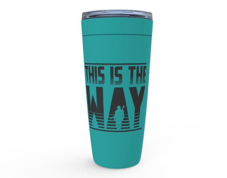 Puede incluir: Taza de viaje de color turquesa con un gr&aacute;fico negro que dice "This is the Way" con una silueta de una persona con armadura mandaloriana.