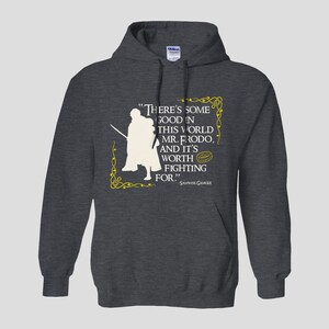 K&ouml;nnte beinhalten: Ein dunkelgrauer Hoodie mit einer wei&szlig;en Silhouette einer Person, die ein Schwert h&auml;lt. Der Text "There's some good in this world Mr. Frodo, and it's worth fighting for." ist in Gelb mit einem gelben Ring gedruckt und das Zitat wird Samwise Gamgee zugeschrieben.