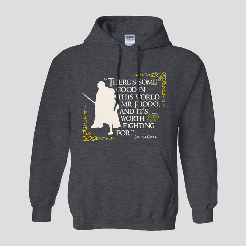 K&ouml;nnte beinhalten: Ein dunkelgrauer Hoodie mit einer wei&szlig;en Silhouette einer Person, die ein Schwert h&auml;lt. Der Text "There's some good in this world Mr. Frodo, and it's worth fighting for." ist in Gelb mit einem gelben Ring gedruckt und das Zitat wird Samwise Gamgee zugeschrieben.