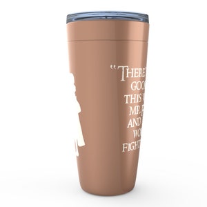 K&ouml;nnte beinhalten: Ein brauner Edelstahlbecher mit einer wei&szlig;en Silhouette einer Person und dem Text "Es gibt Gutes in dieser Welt, Mr. Frodo, und es ist es wert, daf&uuml;r zu k&auml;mpfen."