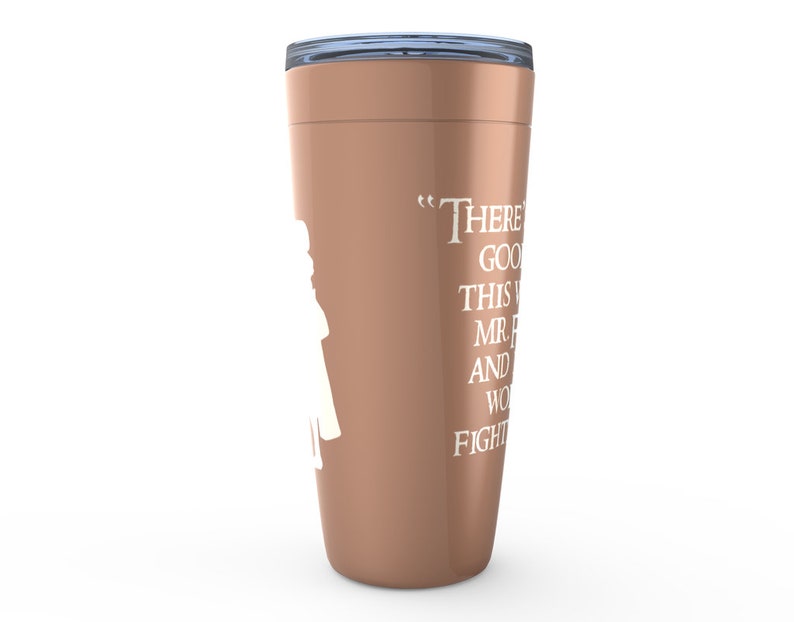 K&ouml;nnte beinhalten: Ein brauner Edelstahlbecher mit einer wei&szlig;en Silhouette einer Person und dem Text "Es gibt Gutes in dieser Welt, Mr. Frodo, und es ist es wert, daf&uuml;r zu k&auml;mpfen."