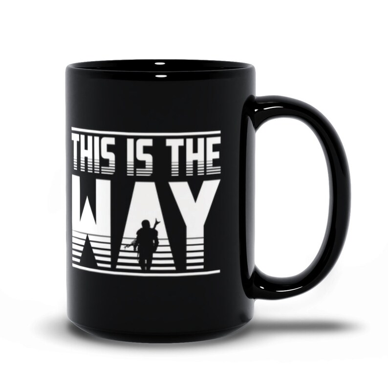 Puede incluir: Taza de caf&eacute; de cer&aacute;mica negra con un gr&aacute;fico blanco que dice "This is the Way" con una silueta de un personaje mandaloriano en el medio de la palabra "Way".