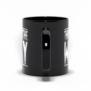 Puede incluir: Taza de caf&eacute; de cer&aacute;mica negra con un gr&aacute;fico blanco que dice "This is the way" en ambos lados.
