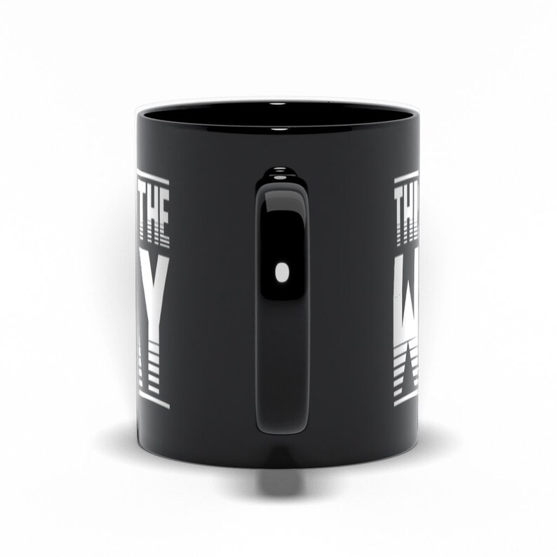 Puede incluir: Taza de caf&eacute; de cer&aacute;mica negra con un gr&aacute;fico blanco que dice "This is the way" en ambos lados.