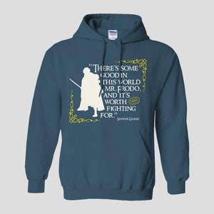 K&ouml;nnte beinhalten: Ein dunkelblauer Kapuzenpullover mit einer wei&szlig;en Silhouette einer Figur, die ein Schwert h&auml;lt. Der Text "There's some good in this world Mr. Frodo, and it's worth fighting for." - Samwise Gamgee ist auf dem Pullover aufgedruckt.