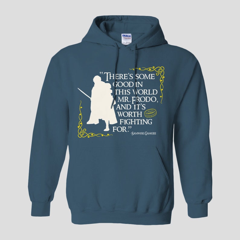 K&ouml;nnte beinhalten: Ein dunkelblauer Kapuzenpullover mit einer wei&szlig;en Silhouette einer Figur, die ein Schwert h&auml;lt. Der Text "There's some good in this world Mr. Frodo, and it's worth fighting for." - Samwise Gamgee ist auf dem Pullover aufgedruckt.