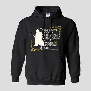 K&ouml;nnte beinhalten: Schwarzes Kapuzenpullover mit einer wei&szlig;en Silhouette von zwei Figuren und einem Zitat aus Der Herr der Ringe: "Es gibt Gutes in dieser Welt, Mr. Frodo, und es ist das K&auml;mpfen wert." - Samwise Gamgee