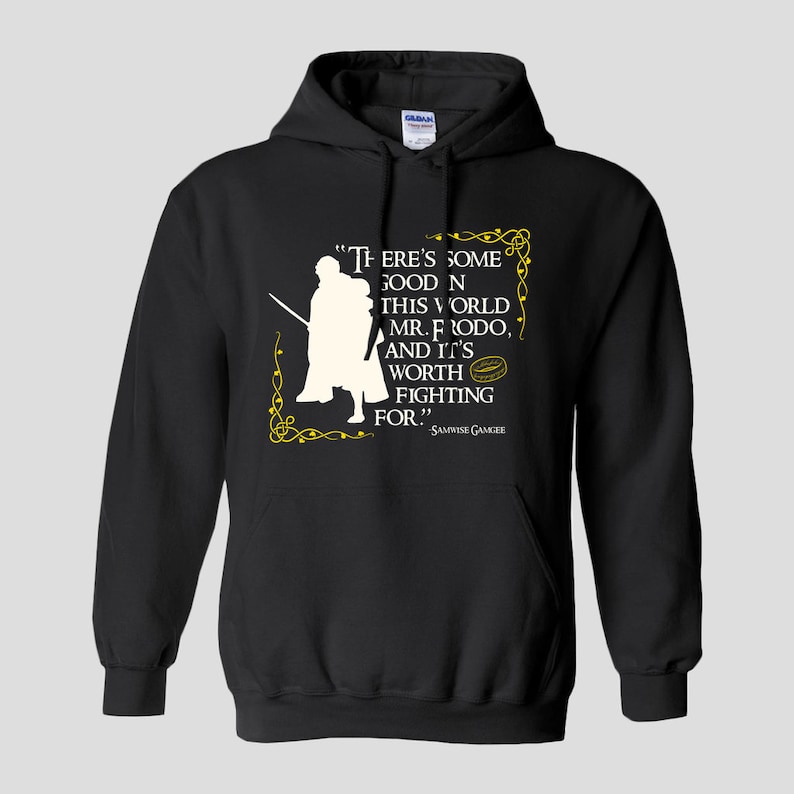 K&ouml;nnte beinhalten: Schwarzes Kapuzenpullover mit einer wei&szlig;en Silhouette von zwei Figuren und einem Zitat aus Der Herr der Ringe: "Es gibt Gutes in dieser Welt, Mr. Frodo, und es ist das K&auml;mpfen wert." - Samwise Gamgee