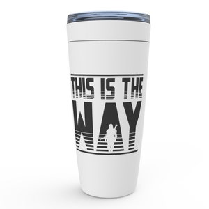 Puede incluir: Taza de viaje blanca con una silueta negra de un Mandaloriano y el texto "This is the Way" en negro.