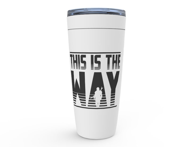 Puede incluir: Taza de viaje blanca con una silueta negra de un Mandaloriano y el texto "This is the Way" en negro.
