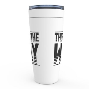 Puede incluir: Taza de viaje blanca con texto negro que dice "This is the way" en un lado y "This is the way" en el otro.