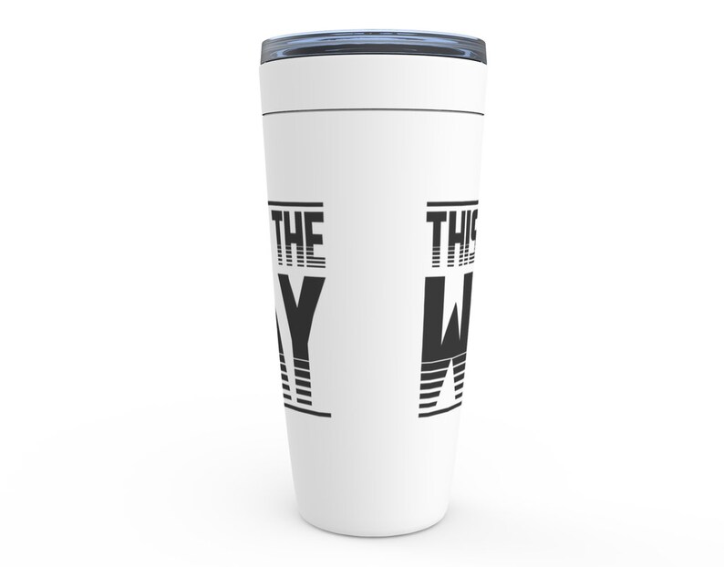 Puede incluir: Taza de viaje blanca con texto negro que dice "This is the way" en un lado y "This is the way" en el otro.