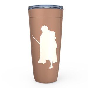 K&ouml;nnte beinhalten: Ein brauner Edelstahlbecher mit einer wei&szlig;en Silhouette einer Person, die ein Schwert h&auml;lt. Der Becher hat einen Deckel.