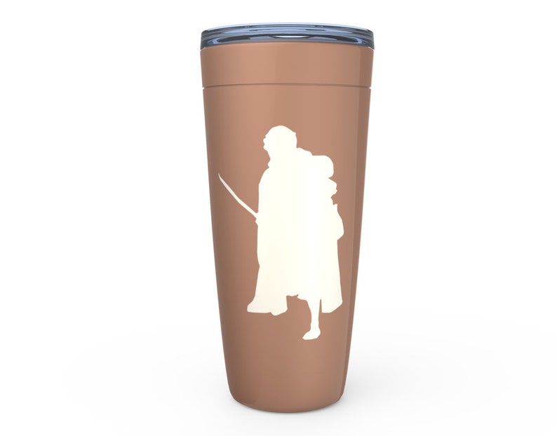 K&ouml;nnte beinhalten: Ein brauner Edelstahlbecher mit einer wei&szlig;en Silhouette einer Person, die ein Schwert h&auml;lt. Der Becher hat einen Deckel.