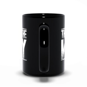 Puede incluir: Taza de caf&eacute; de cer&aacute;mica negra con texto blanco que dice "The Way" en una fuente retro.