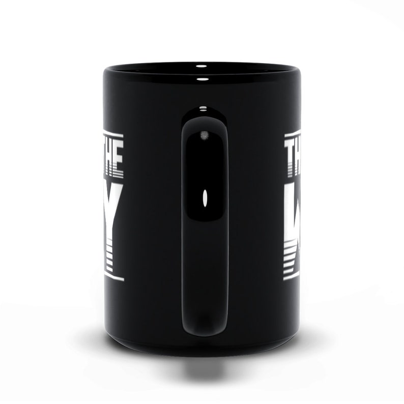 Puede incluir: Taza de caf&eacute; de cer&aacute;mica negra con texto blanco que dice "The Way" en una fuente retro.