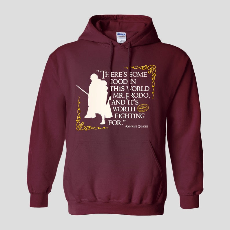 K&ouml;nnte beinhalten: Burgunderfarbener Kapuzenpullover mit einer wei&szlig;en Silhouette von zwei Figuren und einem Zitat aus Der Herr der Ringe: "Es gibt noch Gutes in dieser Welt, Mr. Frodo, und es ist das K&auml;mpfen wert." - Samwise Gamgee