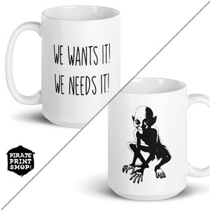 Może przedstawiać: Biały kubek ceramiczny z czarno-białym obrazkiem Golluma z Władcy Pierścieni. Na kubku nadrukowany jest tekst "We wants it! We needs it!"